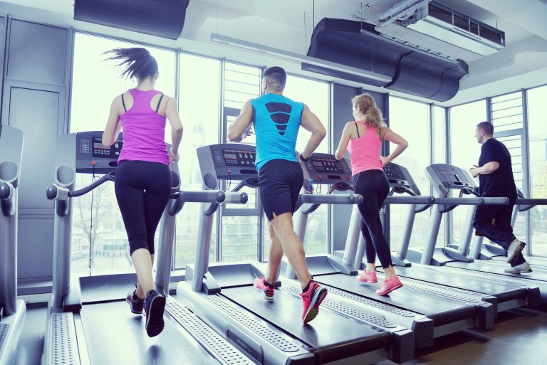 Correr na esteira ou na rua